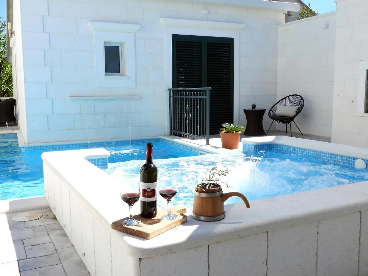 Villa White Rose Kastela